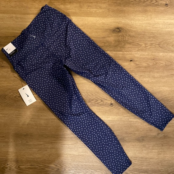 Nike Yoga Set - Picture 5 of 7